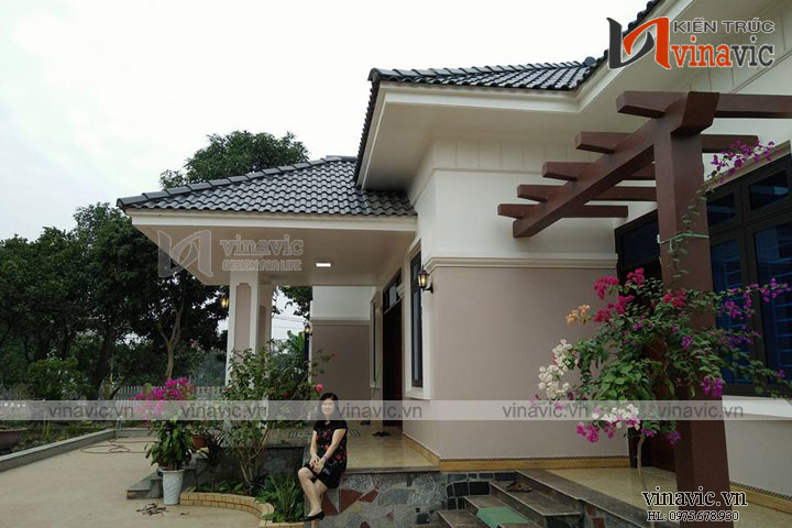 Góc phải mẫu biệt thự 1 tầng mái nhật ở nông thôn có nhiều cây hoa