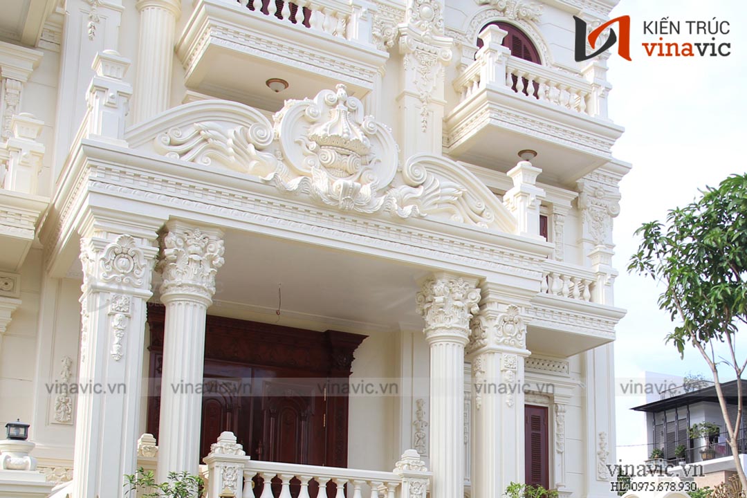 Hình ảnh thật cửa gỗ mặt tiền biệt thự tân cổ điển 3 tầng 